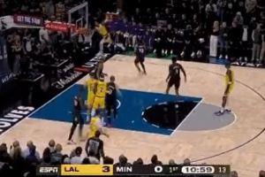 这多好的空位机会?八村塁底角三分接球 黄油手直接出界了